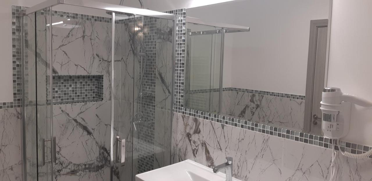 Aqua West Apartment Free Parking- Self Check-In Орадеа Екстериор снимка