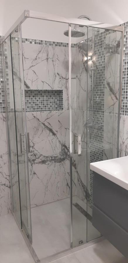 Aqua West Apartment Free Parking- Self Check-In Орадеа Екстериор снимка
