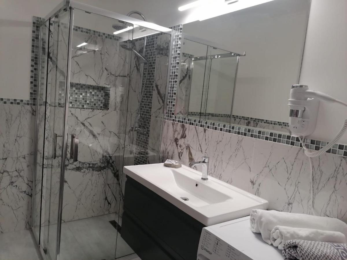 Aqua West Apartment Free Parking- Self Check-In Орадеа Екстериор снимка