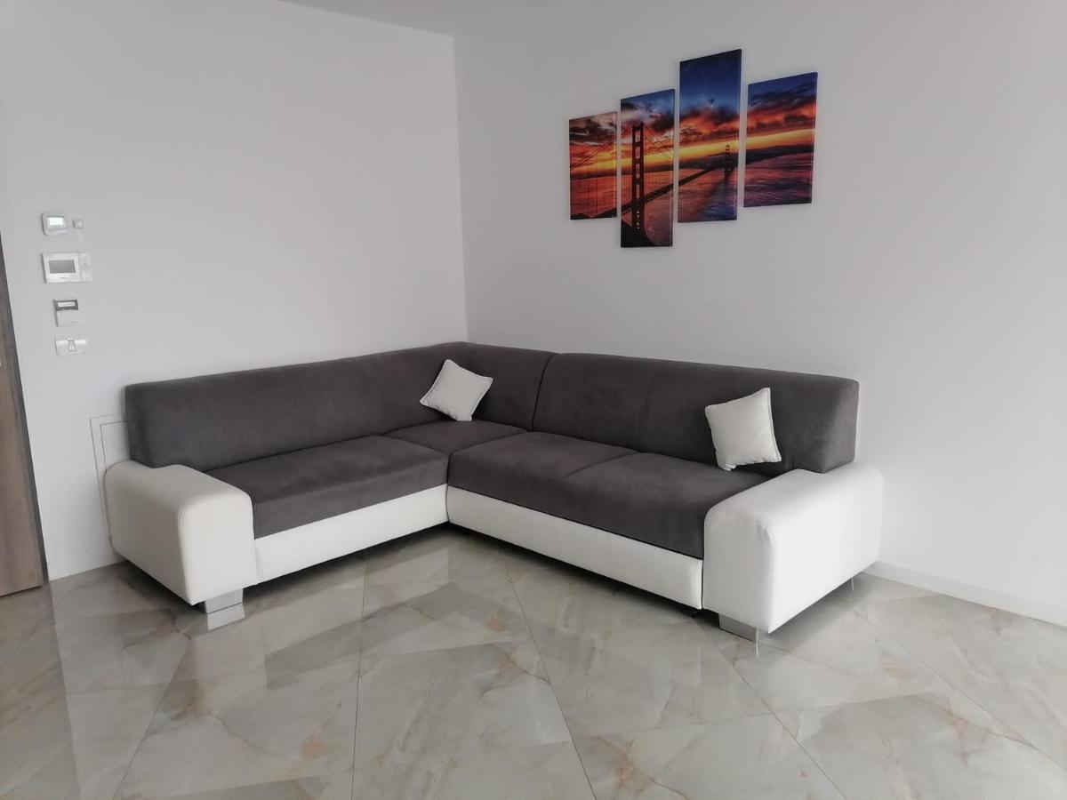 Aqua West Apartment Free Parking- Self Check-In Орадеа Екстериор снимка